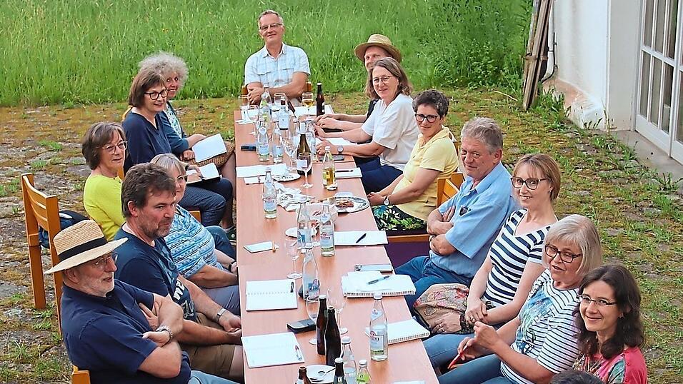 Die Sitzung des Pfarrgemeinderates mit Vorbereitung des am 13. Juli stattfindenden Pfarrfestes. Die Sitzung des Pfarrgemeinderates mit Vorbereitung des am 13. Juli stattfindenden Pfarrfestes.