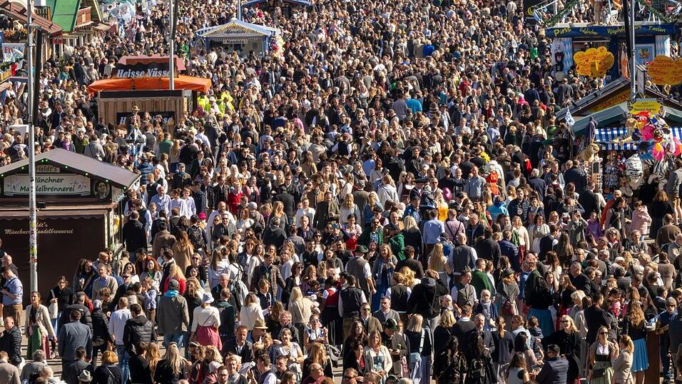 Auf dem Festgelände ist es voll.