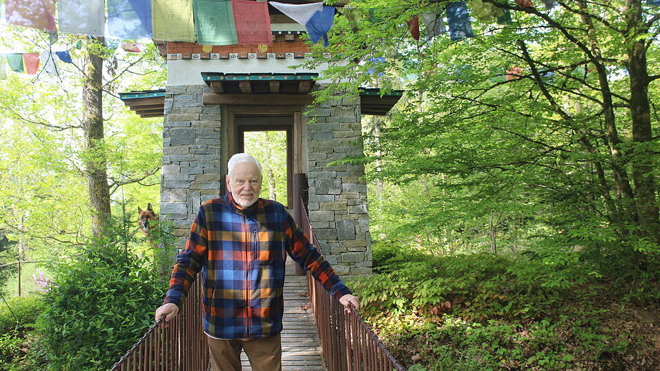 Brücken verbinden Menschen und Kulturen miteinander“ – ein Gedanke, der Heribert Wirth schon viele Jahre durchs Leben begleitet. In seinem Nepal Himalaya Park in Wiesent gibt es viele verschiedene Brücken. Eine davon ist die Hängebrücke im Parkabschnitt „Little Bhutan“. Wirth dreht täglich seine Runden durch den Park, sein Hund Rocco (hinten links) begleitet ihn oft. Brücken verbinden Menschen und Kulturen miteinander“ – ein Gedanke, der Heribert Wirth schon viele Jahre durchs Leben begleitet. In seinem Nepal Himalaya Park in Wiesent gibt es viele verschiedene Brücken. Eine davon ist die Hängebrücke im Parkabschnitt „Little Bhutan“. Wirth dreht täglich seine Runden durch den Park, sein Hund Rocco (hinten links) begleitet ihn oft.