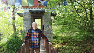 Brücken verbinden Menschen und Kulturen miteinander“ – ein Gedanke, der Heribert Wirth schon viele Jahre durchs Leben begleitet. In seinem Nepal Himalaya Park in Wiesent gibt es viele verschiedene Brücken. Eine davon ist die Hängebrücke im Parkabschnitt „Little Bhutan“. Wirth dreht täglich seine Runden durch den Park, sein Hund Rocco (hinten links) begleitet ihn oft.