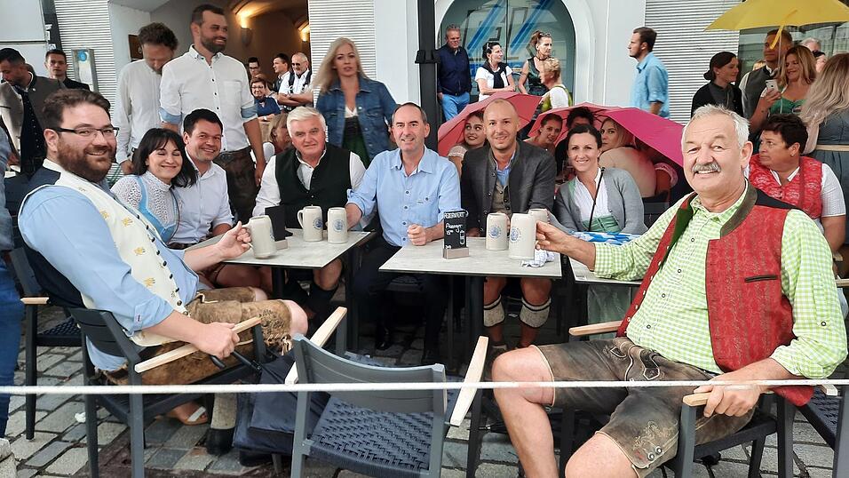 Freie-W&auml;hler-Chef Hubert Aiwanger hat den Auszug vom Caf&eacute; Weckmanns aus mitverfolgt. Caf&eacute;-Inhaber Stephan Weckmann ist Festwirt am G&auml;ubodenvolksfest und Freie-W&auml;hler-Stadtrat in Straubing.