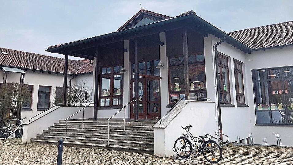 Das Schulhaus in Waffenbrunn muss saniert werden. Vor allem die Sanit&auml;ranlagen sind kaum mehr nutzbar.