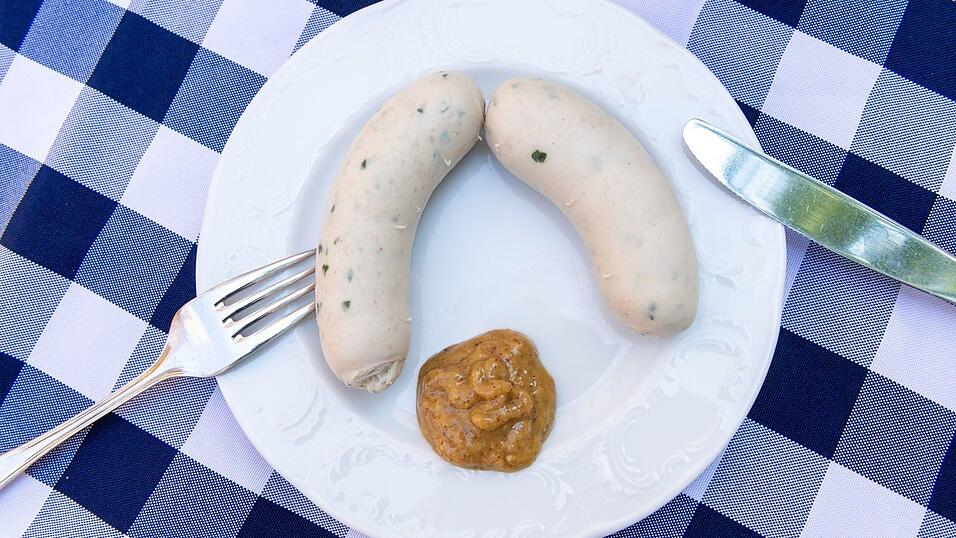 Die Weißwurst aus Bayern ist berühmt, in aller Welt. Doch wie isst man sie richtig?