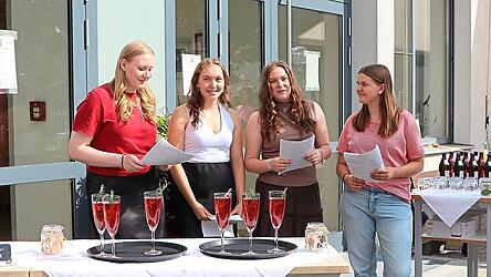 Sch&uuml;lerinnen der Berufsfachschule f&uuml;r Ern&auml;hrung und Versorgung beschrieben mit einem Gedicht, was sie bei Exkursionen zum Juradistl-Projekt lernten.