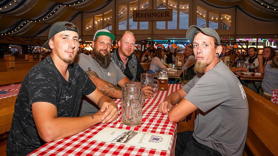 Die Partybilder vom Montag, 17. August, aus dem Festzelt Reisinger. Die Partybilder vom Montag, 17. August, aus dem Festzelt Reisinger.