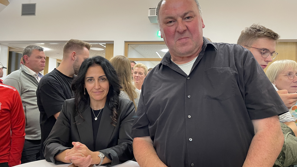 Auch Feride Niedermeier, Straubinger Stadträtin, und Bundestagsabgeordneter Erhard Grundl von den Grünen sind zur Bekanntgabe gekommen. Auch Feride Niedermeier, Straubinger Stadträtin, und Bundestagsabgeordneter Erhard Grundl von den Grünen sind zur Bekanntgabe gekommen.