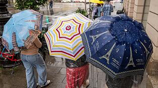 Bei Regenwetter und Schauern bleibt der Regenschirm ein wichtiges Accessoire.