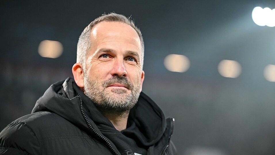 Manuel Baum will mit dem FC Augsburg den n&auml;chsten Dreier holen. (Archivbild)