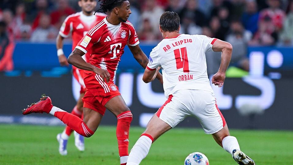 Zu gut für alle Leipziger: Michael Olise (l) lässt Willi Orban stehen. Bayerns Flügelstürmer traf doppelt und erzielte auch das erste Saisontor.