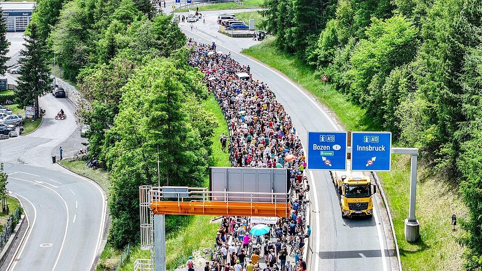 Tausende demonstrierten gegen die Umweltbelastungen durch den Transitverkehr Tausende demonstrierten gegen die Umweltbelastungen durch den Transitverkehr
