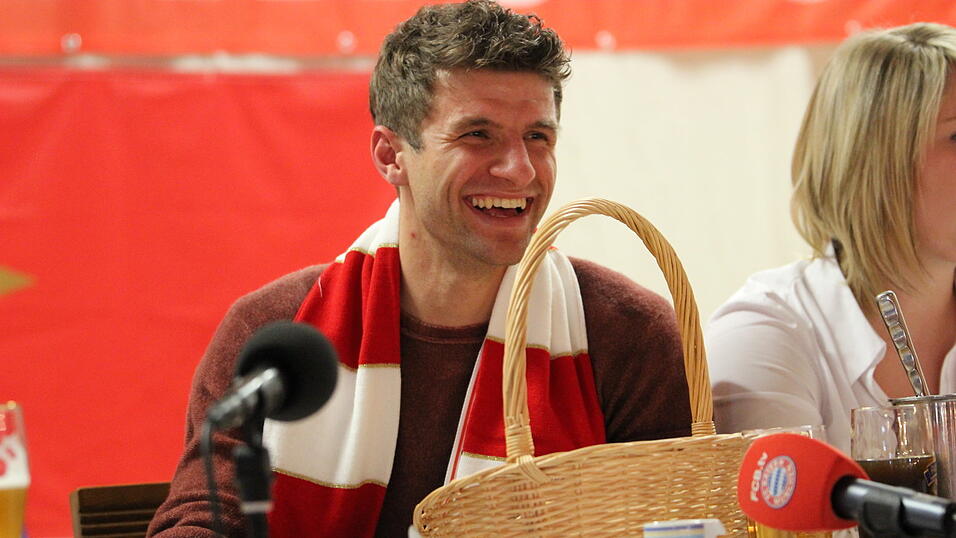 Thomas Müller besuchte am Sonntagnachmittag den 'FC Bayern-Fanclub Straubing '93'. (Foto: Fabian Roßmann) Thomas Müller besuchte am Sonntagnachmittag den 'FC Bayern-Fanclub Straubing '93'. (Foto: Fabian Roßmann)