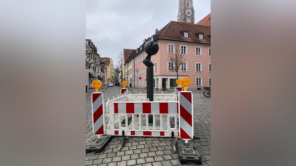 Die &bdquo;Gro&szlig;e Flora II&ldquo; droht umzufallen. Die Ursache ist unbekannt, doch das Kunstwerk musste gesichert werden.