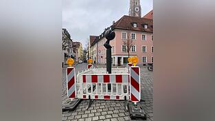 Die &bdquo;Gro&szlig;e Flora II&ldquo; droht umzufallen. Die Ursache ist unbekannt, doch das Kunstwerk musste gesichert werden.