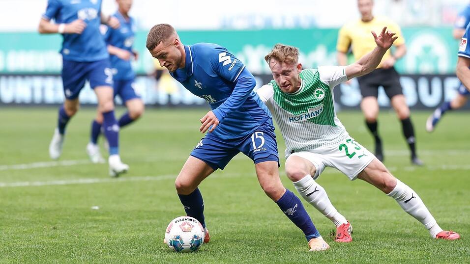 Darmstadts Fabian N&uuml;rnberger (links) und Jannik Dehm aus F&uuml;rth k&auml;mpfen um den Ball.