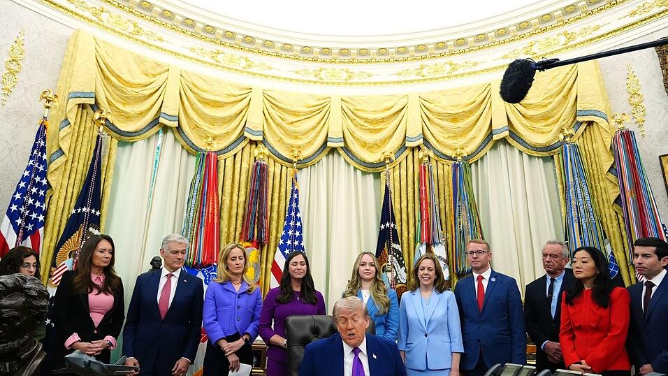 Die Waffenruhe h&auml;ngt laut Trump am seidenen Faden.