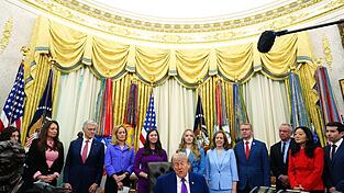 Die Waffenruhe h&auml;ngt laut Trump am seidenen Faden.