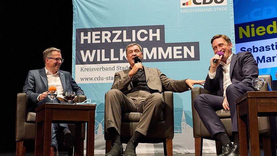 Stades Landrat Kai Seefried (l, CDU), Bayerns Ministerpräsident Markus Söder (CSU, M) und der Landesvorsitzende der CDU in Niedersachsen, Sebastian Lechner, haben vor Publikum über ihre politischen Ziele gesprochen. Stades Landrat Kai Seefried (l, CDU), Bayerns Ministerpräsident Markus Söder (CSU, M) und der Landesvorsitzende der CDU in Niedersachsen, Sebastian Lechner, haben vor Publikum über ihre politischen Ziele gesprochen.