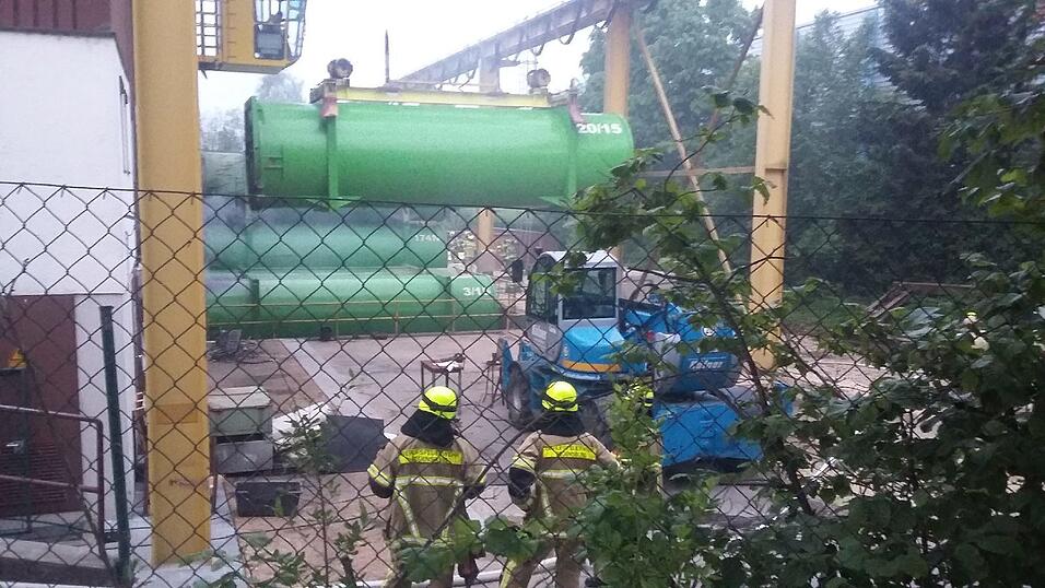 Feuerwehreinsatz am Dienstagabend in Regensburg. Dort ist es in der M&uuml;llumladestation Haslbach zu einem Brand gekommen.