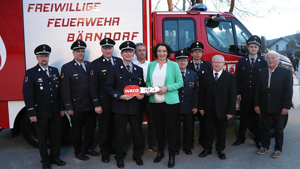 Offizielle Schl&uuml;ssel&uuml;bergabe im Kreise der Vereinsspitze, den Landkreis-F&uuml;hrungskr&auml;ften, Monsignore Sperl sowie dem Vertreter der Fa. Furtner+Ammer