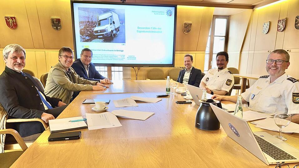 H&ouml;rten zum letzten Mal in dieser Konstellation die Polizeibilanz: die B&uuml;rgermeister Sandro Bauer, Michael Multerer, Markus M&uuml;ller und Florian Adam zusammen mit PI-Chef Philipp Ramrath und dessen Stellvertreter, Josef Weindl (von links).