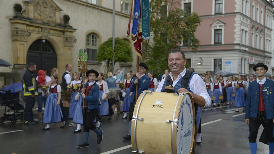 Zahlreiche Musik- und Trachtengruppen zogen nach dreij&auml;hriger Pause am Freitagabend zum Festplatz Am Hagen.&nbsp;