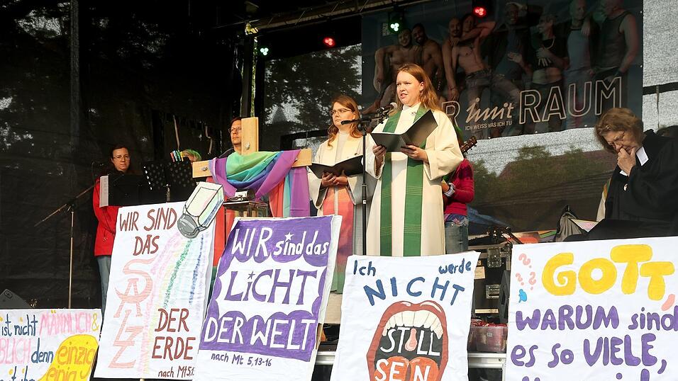 Der erste CSD-Gottesdienst in Landshut wurde auf dem Ländtorplatz gefeiert. Der erste CSD-Gottesdienst in Landshut wurde auf dem Ländtorplatz gefeiert.