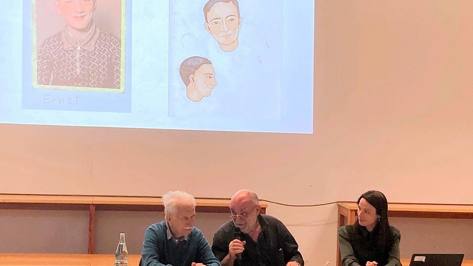 Ernst Grube (links) erz&auml;hlt im Gespr&auml;ch mit Marian Janka aus seinem Leben. Das hat Autorin Hannah Brinkmann (rechts) in einem Comic festgehalten.