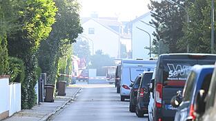 Ein Großbrand und Explosionsgeräusche haben für einen Großeinsatz gesorgt - mit weitreichenden Folgen.