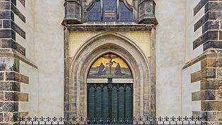 Tür an der Schlosskirche von Wittenberg. Hier soll Martin Luther seine 95 Thesen angeschlagen haben. Tür an der Schlosskirche von Wittenberg. Hier soll Martin Luther seine 95 Thesen angeschlagen haben.