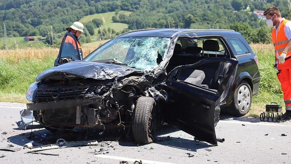 Bei Niederkandlbach im Landkreis Deggendorf ist es zu einem schweren Unfall gekommen. Bei Niederkandlbach im Landkreis Deggendorf ist es zu einem schweren Unfall gekommen.