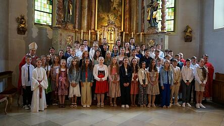 Die neu Gefirmten mit Weihbischof Pappenberger (l), Pfarrer Josef Gallmeier (r) und Pfarrvikar Brunner (hi.r.)