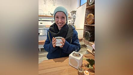 Eine heiße Tasse Tee, eine Kerze und ein guter Duft: Julia Hausladen schafft sich gerne eine Wohlfühl-Atmosphäre. Eine heiße Tasse Tee, eine Kerze und ein guter Duft: Julia Hausladen schafft sich gerne eine Wohlfühl-Atmosphäre.