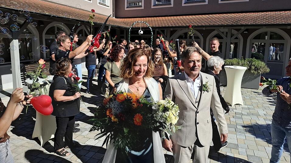Bild: Durch Spaliere der Firma Einhell und des SV Haidlfing schritten die frischvermählten Bärbel Busch und Werner Hofmann. Bild: Durch Spaliere der Firma Einhell und des SV Haidlfing schritten die frischvermählten Bärbel Busch und Werner Hofmann.