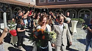 Bild: Durch Spaliere der Firma Einhell und des SV Haidlfing schritten die frischvermählten Bärbel Busch und Werner Hofmann. Bild: Durch Spaliere der Firma Einhell und des SV Haidlfing schritten die frischvermählten Bärbel Busch und Werner Hofmann.