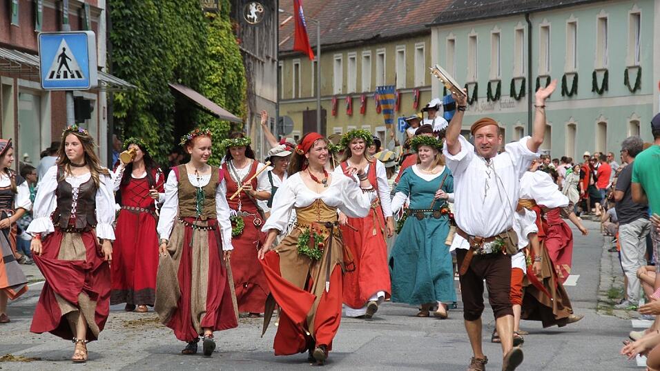 Die schönsten Augenblicke des historischen Drachenstich-Festzuges 2016. Die schönsten Augenblicke des historischen Drachenstich-Festzuges 2016.