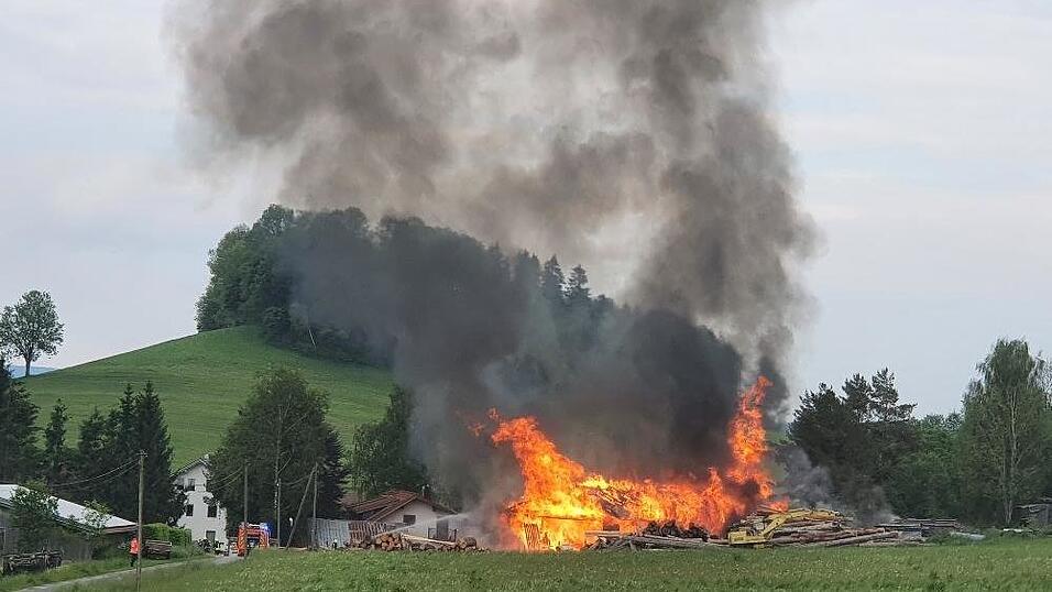 In Breitenberg ist am Dienstagabend ein Brand in einem Sägewerk ausgebrochen. In Breitenberg ist am Dienstagabend ein Brand in einem Sägewerk ausgebrochen.