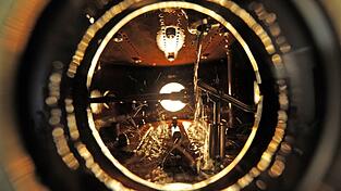 Alkohol kann aus zucker- oder stärkehaltigen Stoffen hergestellt werden. Alkohol kann aus zucker- oder stärkehaltigen Stoffen hergestellt werden.