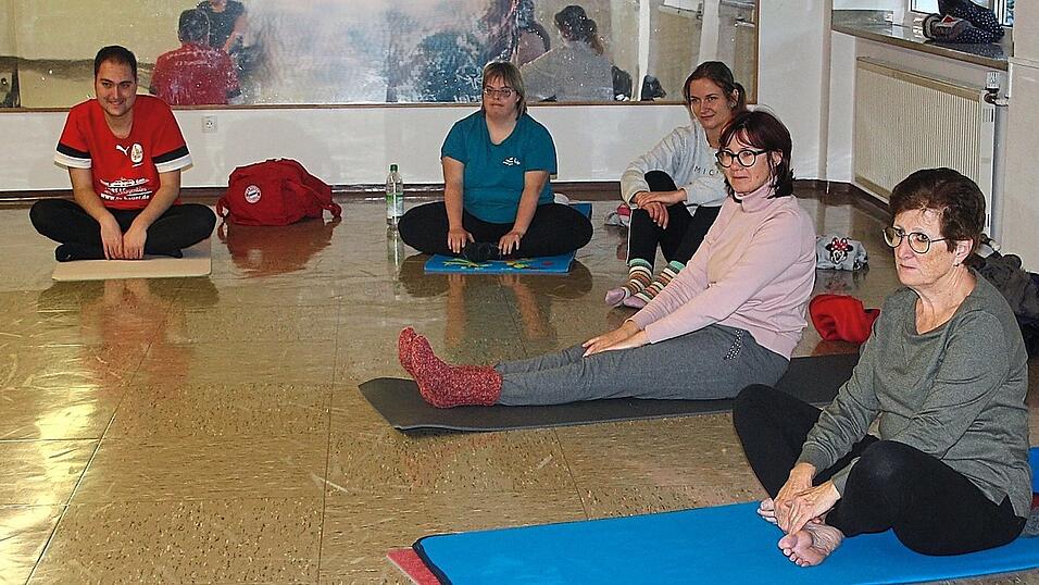 Die Kursteilnehmer testen in der Volkshochschule beim Yoga ihre körperlichen Grenzen, wichtig ist dabei jedoch, diese nie zu überschreiten.