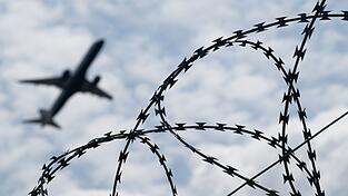 Erneut musste ein verurteilter Straft&auml;ter aus Afghanistan Deutschland verlassen. Bundespolizisten begleiteten ihn auf dem Abschiebeflug nach Kabul. (Symbolbild)
