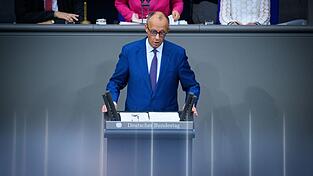 Merz spricht im Bundestag über die aktuelle Lage in der Innen- und Außenpolitik. Merz spricht im Bundestag über die aktuelle Lage in der Innen- und Außenpolitik.