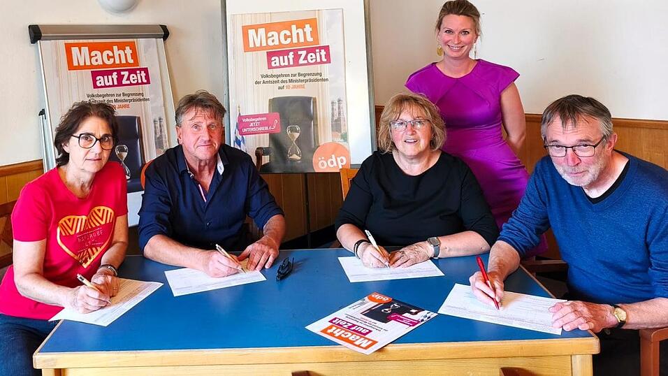 Bei der ÖDP-Kreisvorstandssitzung am Montag trugen sich die Mitglieder (v.l.) Raphaela Wild, Hans Jürgen Hahn, Martha Altweck-Glöbl und Bernhard Suttner schon mal in die Listen zum Volksbegehren „Macht auf Zeit“ ein. Gudrun Graf Bouhajjar (dahinter) wird die Initiative für die Partei in den sozialen Medien begleiten. Bei der ÖDP-Kreisvorstandssitzung am Montag trugen sich die Mitglieder (v.l.) Raphaela Wild, Hans Jürgen Hahn, Martha Altweck-Glöbl und Bernhard Suttner schon mal in die Listen zum Volksbegehren „Macht auf Zeit“ ein. Gudrun Graf Bouhajjar (dahinter) wird die Initiative für die Partei in den sozialen Medien begleiten.