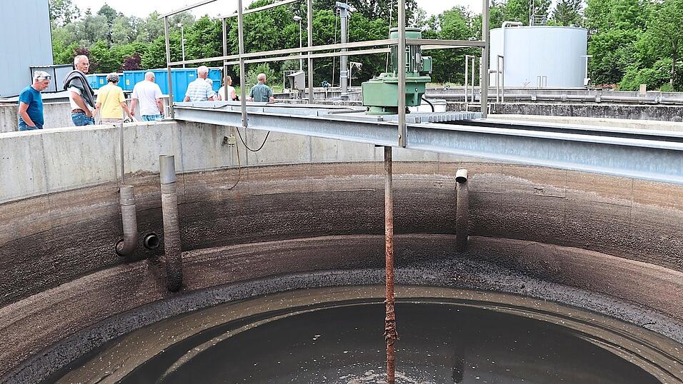 Der Rundgang erm&ouml;glichte auch einen tiefen Blick in das Vorlagebecken f&uuml;r die Schlammentw&auml;sserung. Unangenehmer Geruch hielt sich &uuml;brigens auf dem ganzen Gel&auml;nde in Grenzen.