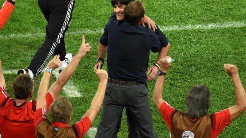 Joachim Löw und Hansi Flick bejubelten den WM-Titel. Foto: Thomas Eisenhuth Joachim Löw und Hansi Flick bejubelten den WM-Titel. Foto: Thomas Eisenhuth
