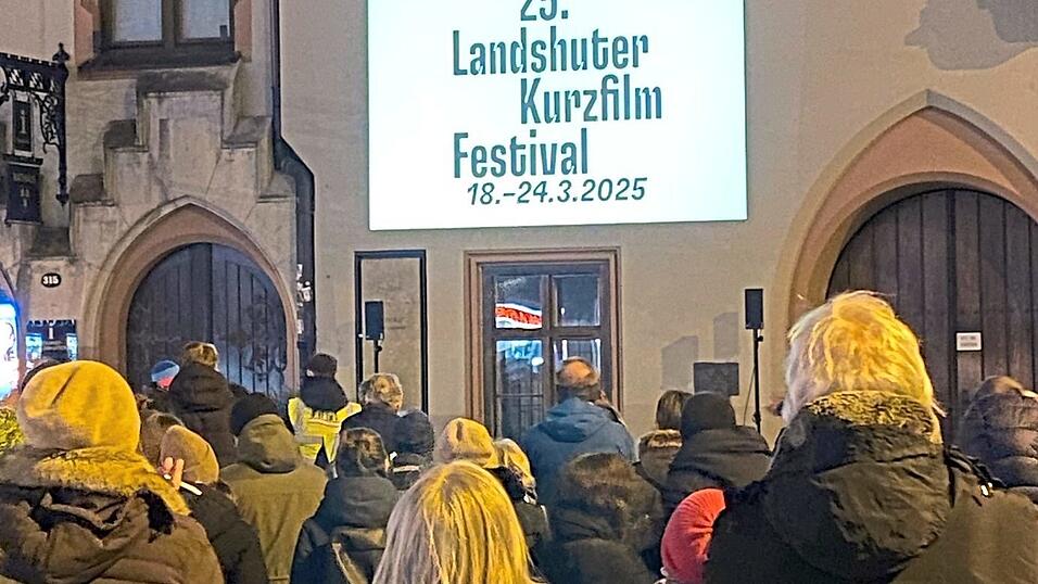 Auf das Rathaus gab es die erste Projektion.