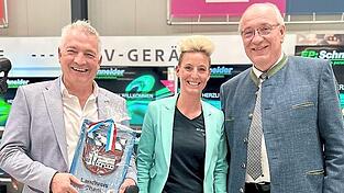 „So schauen Sensationen aus!“, lobte Landrat Franz Löffler. Ein Präsent gab es nicht nur vom Landkreis-Chef für Tanja und Heinz Schneider ...