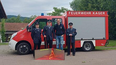 Stefan Schönborn (Zweiter von rechts) überreicht eine bewegliche Wassersperre.