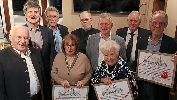 Die drei neu ausgezeichneten B&uuml;rgermedaillentr&auml;ger (v. r.) Hans Stanglmair, Daniela Eiden und Roswitha Pasta zusammen mit st&auml;dtischen Vertretern und vier ebenfalls anwesenden B&uuml;rgermedaillentr&auml;gern (v. l.): Sebastian Kreitmeier, dritter B&uuml;rgermeister Michael Stanglmaier, Martin Pschorr, Klaus B&ouml;sl, zweiter B&uuml;rgermeister Georg Hadersdorfer und Max Braun.