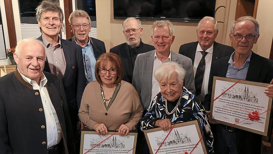 Die drei neu ausgezeichneten B&uuml;rgermedaillentr&auml;ger (v. r.) Hans Stanglmair, Daniela Eiden und Roswitha Pasta zusammen mit st&auml;dtischen Vertretern und vier ebenfalls anwesenden B&uuml;rgermedaillentr&auml;gern (v. l.): Sebastian Kreitmeier, dritter B&uuml;rgermeister Michael Stanglmaier, Martin Pschorr, Klaus B&ouml;sl, zweiter B&uuml;rgermeister Georg Hadersdorfer und Max Braun.