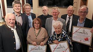 Die drei neu ausgezeichneten B&uuml;rgermedaillentr&auml;ger (v. r.) Hans Stanglmair, Daniela Eiden und Roswitha Pasta zusammen mit st&auml;dtischen Vertretern und vier ebenfalls anwesenden B&uuml;rgermedaillentr&auml;gern (v. l.): Sebastian Kreitmeier, dritter B&uuml;rgermeister Michael Stanglmaier, Martin Pschorr, Klaus B&ouml;sl, zweiter B&uuml;rgermeister Georg Hadersdorfer und Max Braun.