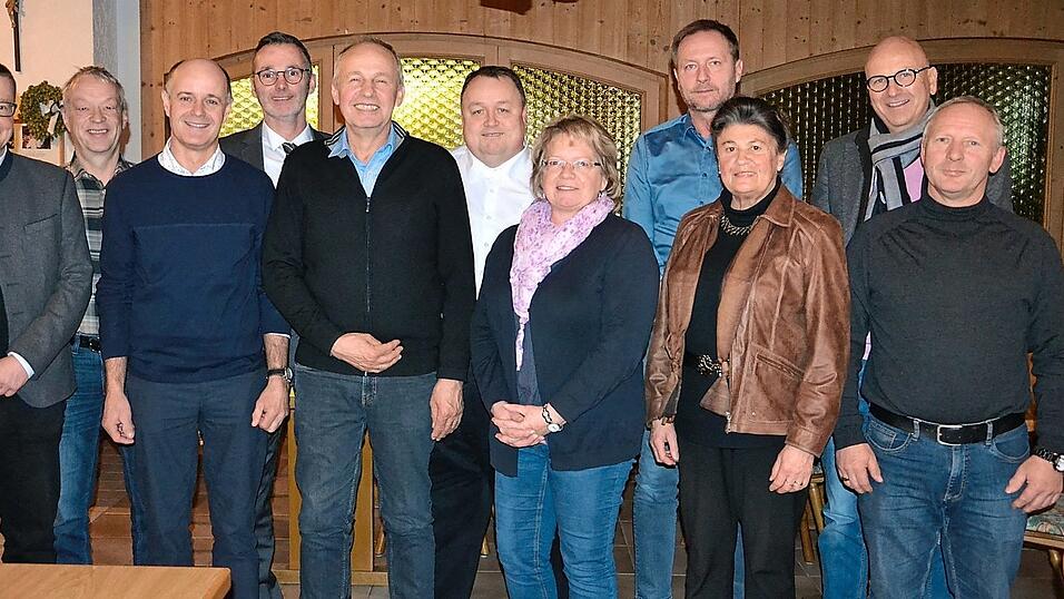 Der wiedergewählte SLU-Kreisvorsitzende Thomas Zachmayer (hinten Mitte) mit seinem Vorstandsteam, vor ihm seine beiden neuen Stellvertreter Rita Schultes und Franz Stiglmaier.